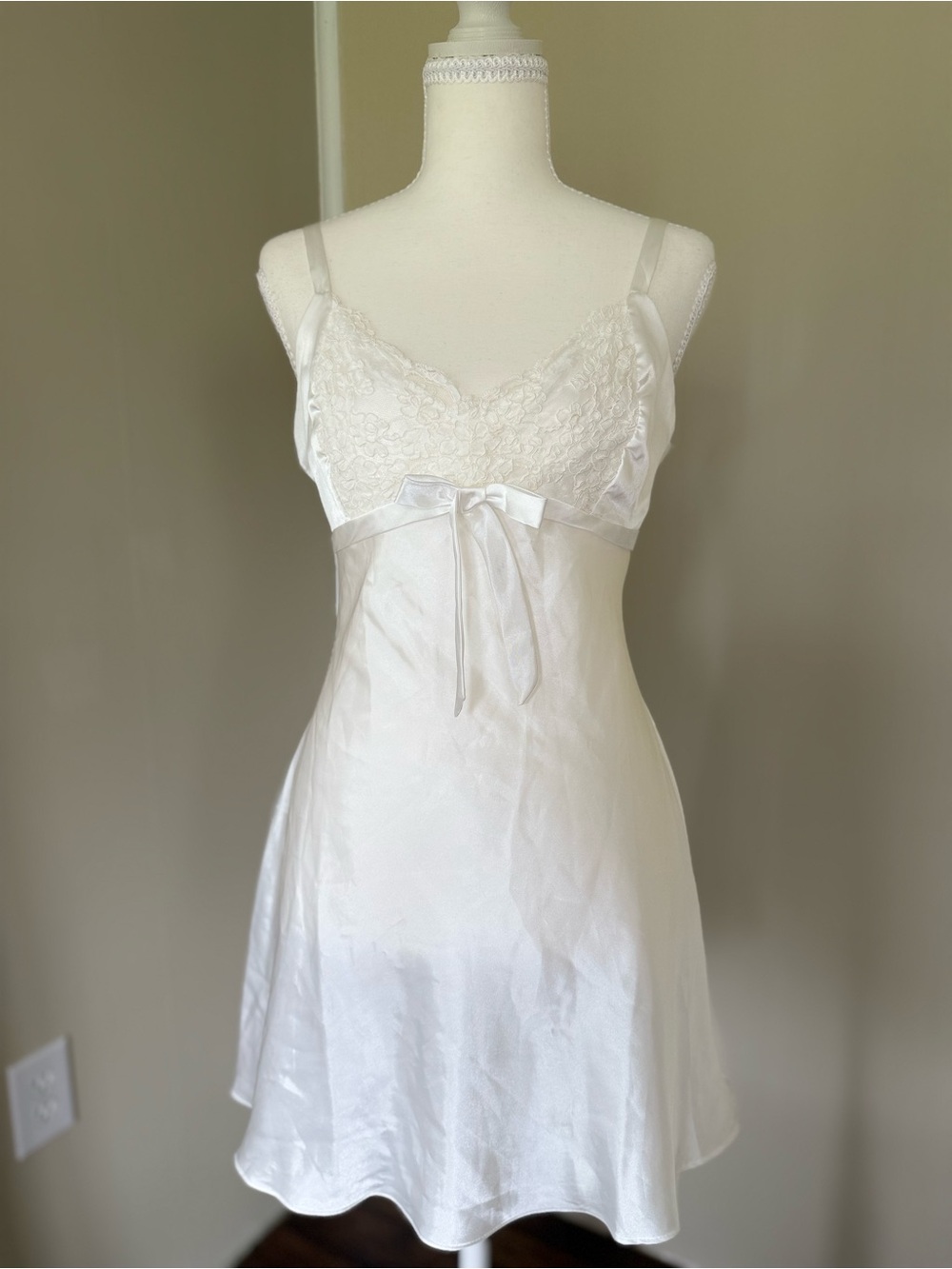 Bridal Lace Chemise 🤍 Jones New York White Lace-Trim Satin Slip Bow Wedding PJs - Picture 2 of 10